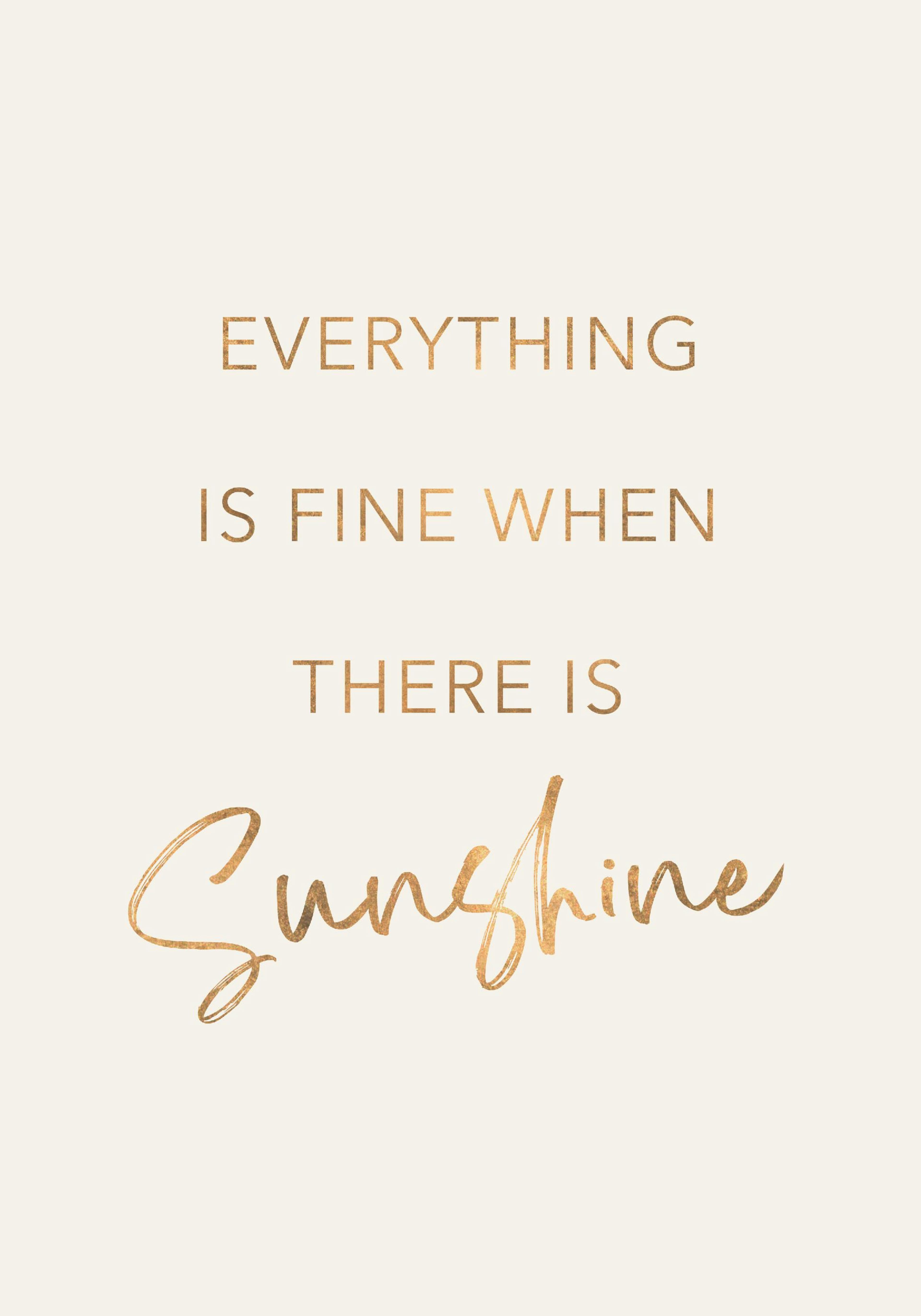 「EVERYTHING IS FINE WHEN THERE IS Sunshine」と書かれたゴールドの文字のポスターが、白い壁を背景にガラスとゴールドの棚に飾られている。
